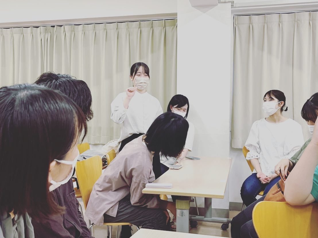 sunflower_32's tweet photo. 7月4日企画担当：千夏＆ひかり
7月4日の内容は、「手話ネームを考えよう」😆
そもそも手話ネーム（サインネーム）とは何なのか…？
それは、特定の人物を手話で表すことです！
グループごとに分かれて、サインネームを決めて発表しあいました！どのサインネームも人物の特徴があって魅力的でした✨ https://t.co/LhGwrWlW7S