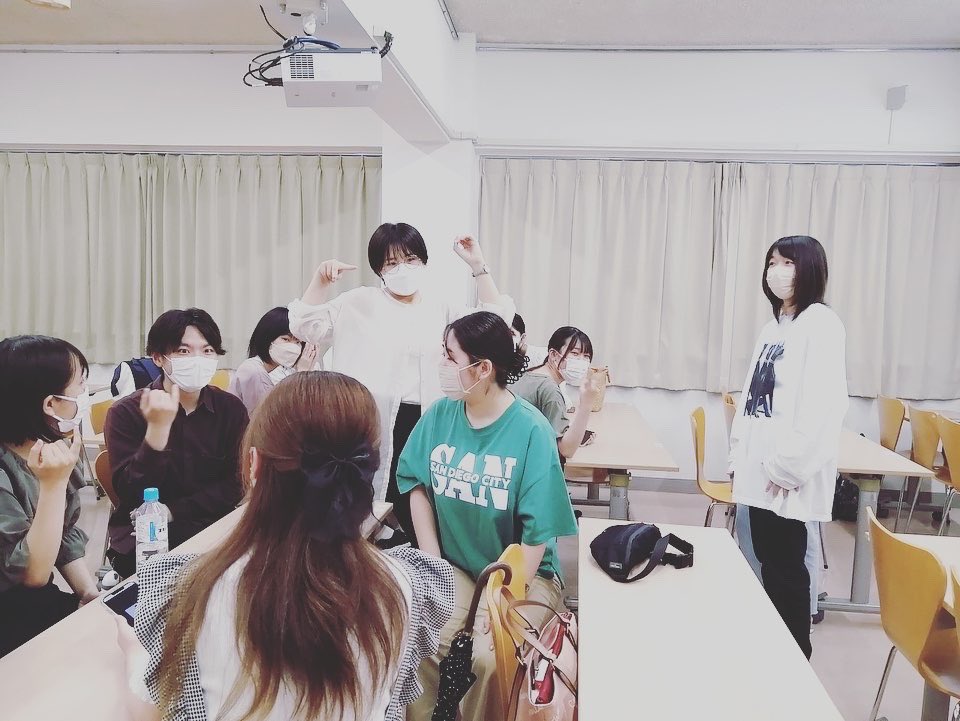 sunflower_32's tweet photo. 7月4日企画担当：千夏＆ひかり
7月4日の内容は、「手話ネームを考えよう」😆
そもそも手話ネーム（サインネーム）とは何なのか…？
それは、特定の人物を手話で表すことです！
グループごとに分かれて、サインネームを決めて発表しあいました！どのサインネームも人物の特徴があって魅力的でした✨ https://t.co/LhGwrWlW7S