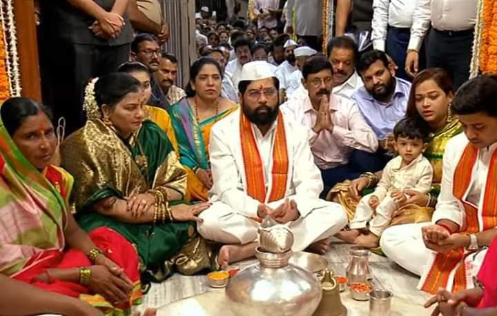 akshay_VarshRaj's tweet photo. आज आषाढी एकादशी निमित्त खरं कौतुक व्हायला पाहिजे मुख्यमंत्री एकनाथ शिंदे यांच्या नातू रुद्रांश चे 

पांडुरंगाची महापूजा ही सलग पाच सहा तास चालते तेवढ्या वेळ रुद्रांश हा मंदिराच्या गाभाऱ्यातच होता. तो ही त्याच्या आजोबा सोबत पुजेच्या प्रत्येक विधीत सहभागी होत होता.
@mieknathshinde https://t.co/1XeG2fELxW