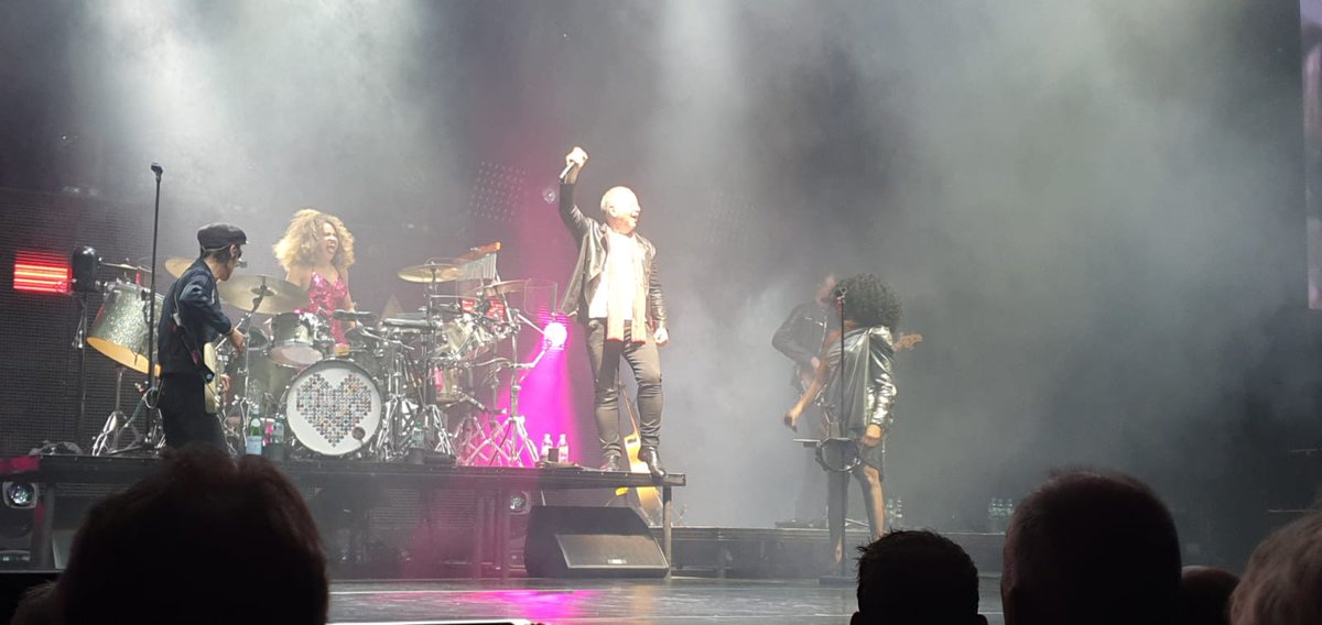 Happy birthday to Jim Kerr, these pics from the Wembley Arena gig earlier this year, always a great show, I never miss these guys when they're on tour. 🎂🍰🎂🍰
<a href="/jimkerr09/">jimkerr</a> <a href="/BurchillCharlie/">Charlie Burchill</a> <a href="/Cherissedrums/">Cherisse Osei</a> <a href="/SarahBrownVocal/">Sarah Brown Official</a> <a href="/suggsgmcpherson/">graham mcpherson</a> <a href="/GedGrimes/">Ged Grimes</a> @gordygoudy  <a href="/berenicescott/">Berenice Scott</a>