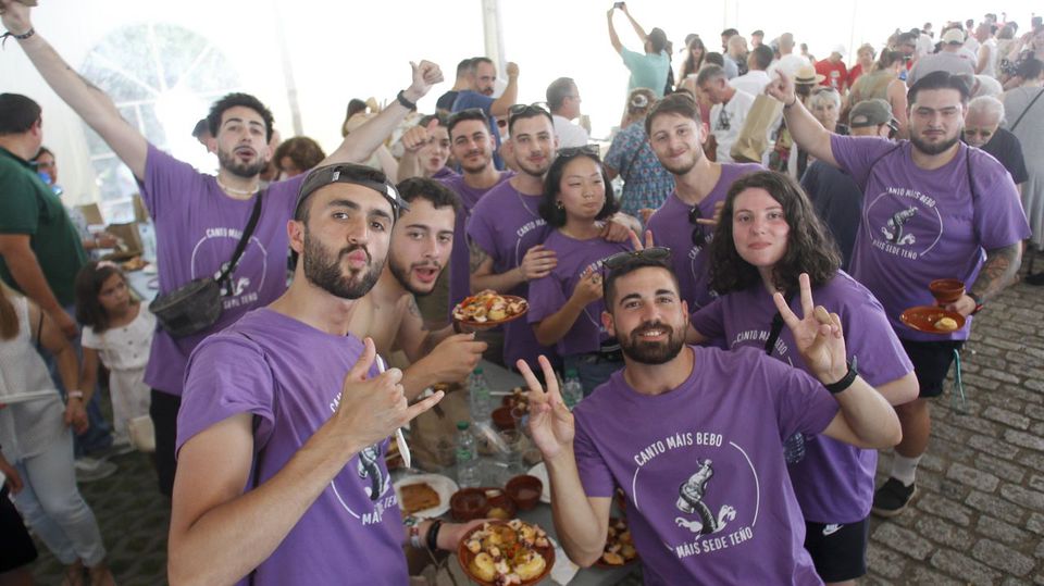 vozferrol's tweet photo. Mucho calor, risas con Touriñán y el polbo Pepe, y todas las raciones vendidas en Mugardos https://t.co/iZyE19i4kR https://t.co/DRQNxvzJWG