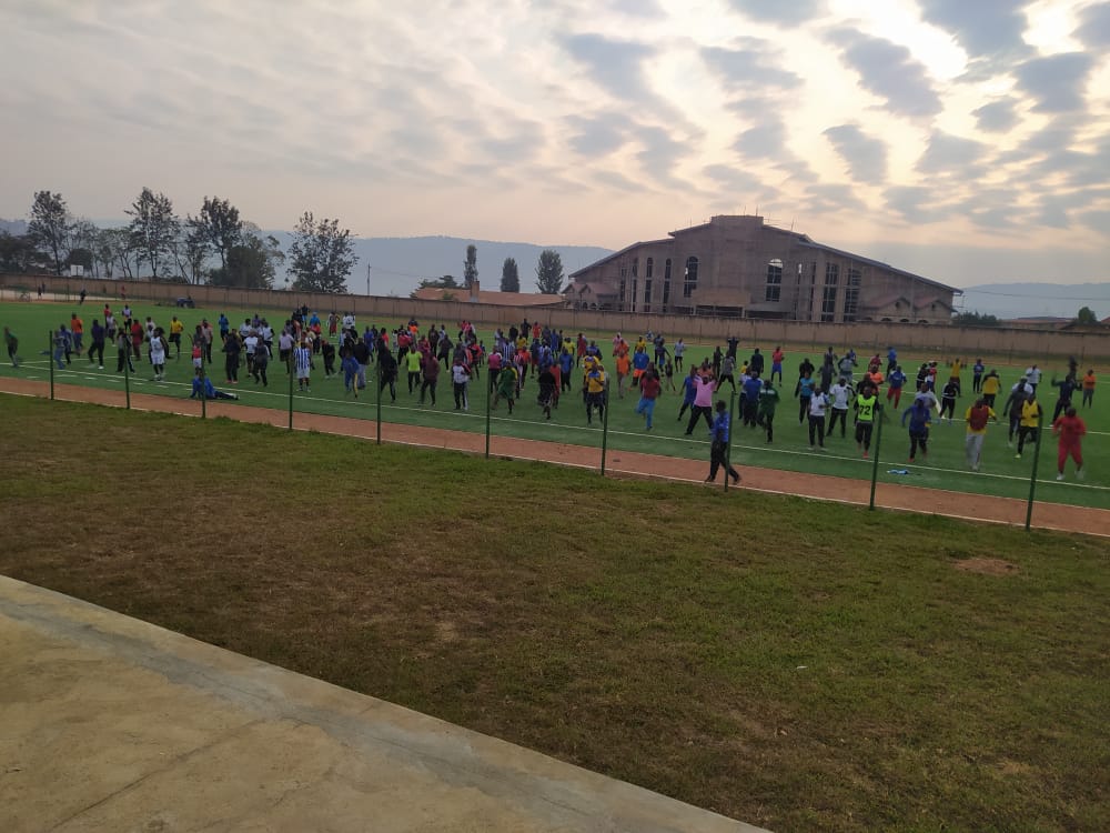 Kamonyi's tweet photo. Muri iki gitondo, abayobozi n'abatuye Umurenge wa Runda no mu nkengero zaho, bitabiriye siporo rusange kuri stade Ruyenzi. Abitabiriye bakoze imyitozo ngororamubiri,bibukijwe ko siporo ari ubuzima basabwa kuyikunda bakanakundisha siporo bagenzi babo @AuroreMimosa @Rwanda_Sports https://t.co/422ZKFPBwk