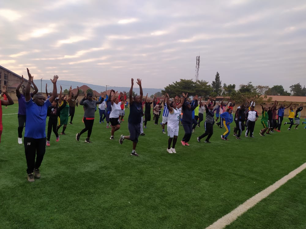 Kamonyi's tweet photo. Muri iki gitondo, abayobozi n'abatuye Umurenge wa Runda no mu nkengero zaho, bitabiriye siporo rusange kuri stade Ruyenzi. Abitabiriye bakoze imyitozo ngororamubiri,bibukijwe ko siporo ari ubuzima basabwa kuyikunda bakanakundisha siporo bagenzi babo @AuroreMimosa @Rwanda_Sports https://t.co/422ZKFPBwk