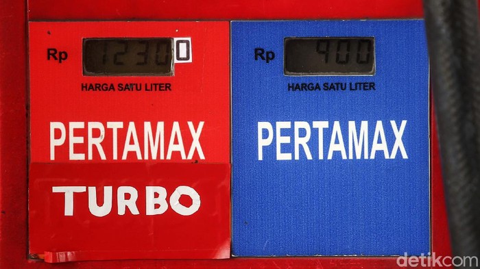 detikcom's tweet photo. PT Pertamina (Persero) menaikkan harga tiga jenis produk Bahan Bakar Minyak (BBM) non subsidi. Harga yang naik adalah Pertamax Turbo, Dexlite dan Pertamina Dex.  https://t.co/fRaydCXkPr https://t.co/XpyH42ifEw