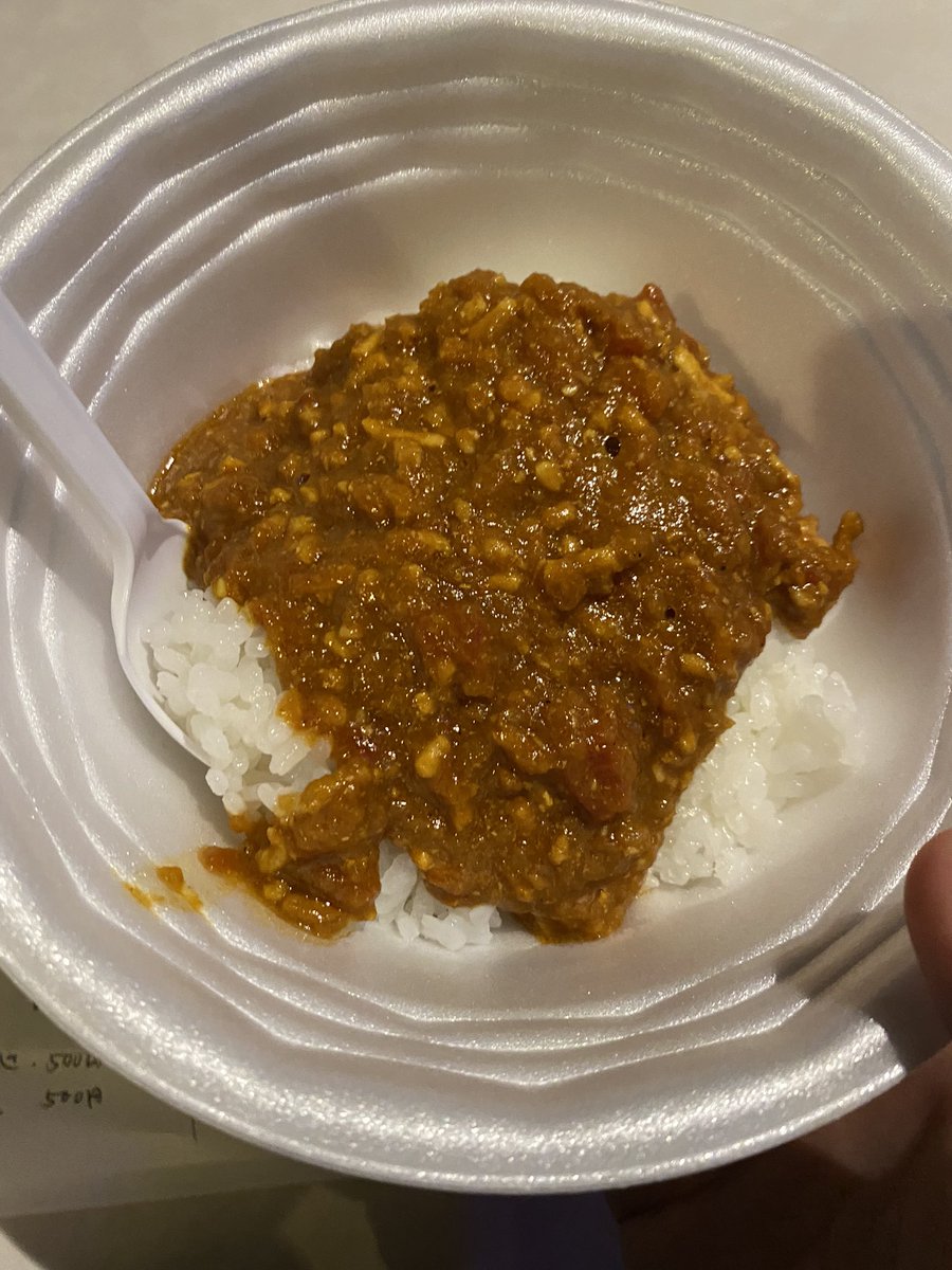 今日はダンスイベントのスタッフの仕事(主に受付と計算)なのですが、飲食で売ってるカレーの販促ポップを雑に描いたりもしていますw 