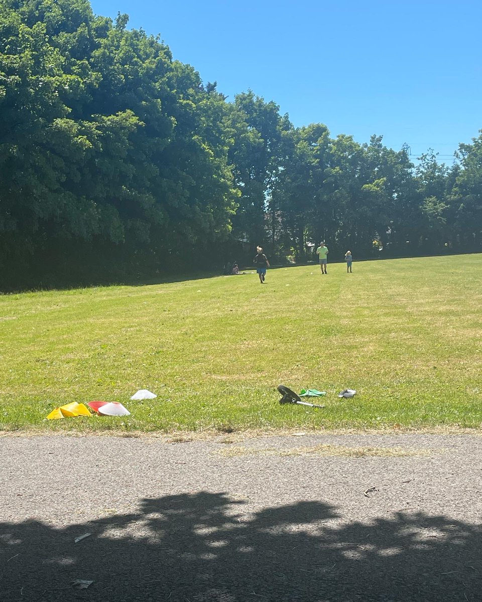 Family #bronco, absolutely painful 😖 what were we thinking the weather was baking. Leo built up to it for endurance then smashed it out 3min 35sec💪 Macsen dusted us all, the kid is on fire 😆😆 #family #PreSeason #losers Even more convinced #props don’t run 🏃🏽‍♀️ #proplife