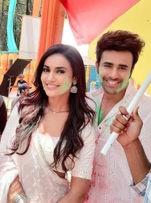 pearbhian_'s tweet photo. 🥳🥳HaPpY BiRtHdAy🎂🎂 Al-BeLa'S ShEr ❤️💋❤️🤗😘🤗
#behir #pearbhi #naagin3 #hbdpvp #PearlVPuri #SurbhiJyoti https://t.co/oLW3bcIblw