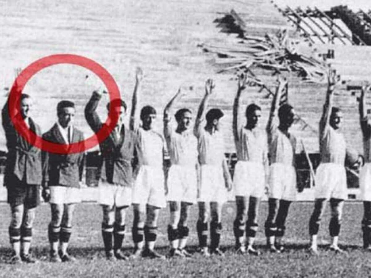 camillalaureti1's tweet image. I gesti.
Il rifiuto dei gesti.
Dedicato a Bruno Neri, unico calciatore che a Firenze, nel 1931, rifiuta di esibirsi nel saluto fascista.
Morirà coerentemente, da partigiano, il 10 luglio 1944, ucciso dai tedeschi.

Un ricordo per lui, e per la grandezza di quel suo rifiuto.