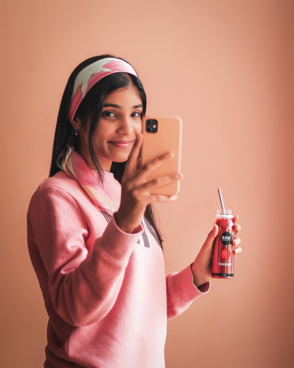 Juice it up &amp; slayin' the weekend. 🍹🤳🏻

#weekend #sunday #selfie #slay #sundayvibes #juice #pomegranate #pom #juicy #photooftheday #slaytheday #rawpressery #keepingitraw