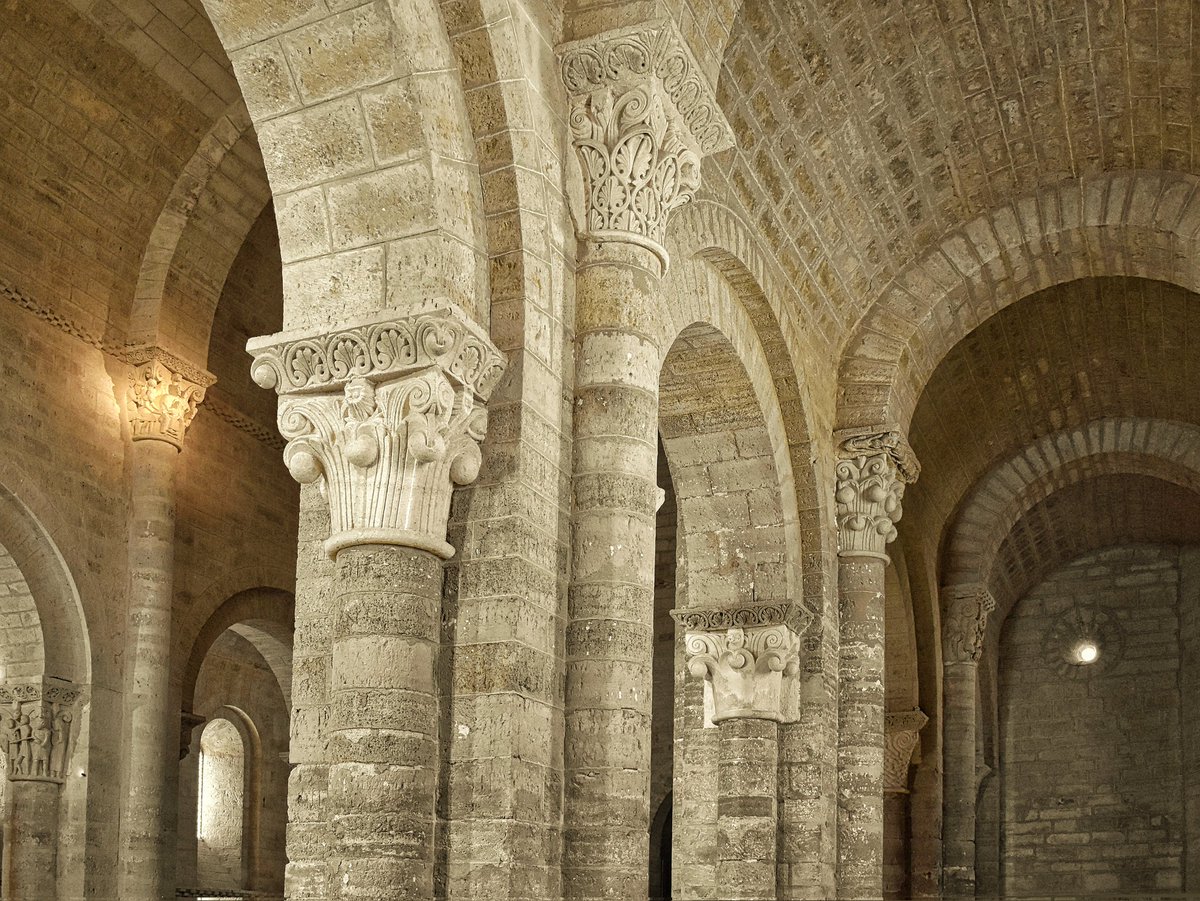 RomanicoEspana's tweet photo. Interior de la iglesia de San Martín de Frómista: Un armónico microcosmos de geometría y pureza. Luz simbólica, formas también simbólicas. Perfección al servicio de la espiritualidad. Ahí dentro todo adquiere sentido 
#BuenosDias #FelizDomingo https://t.co/OUyAIa5UAM