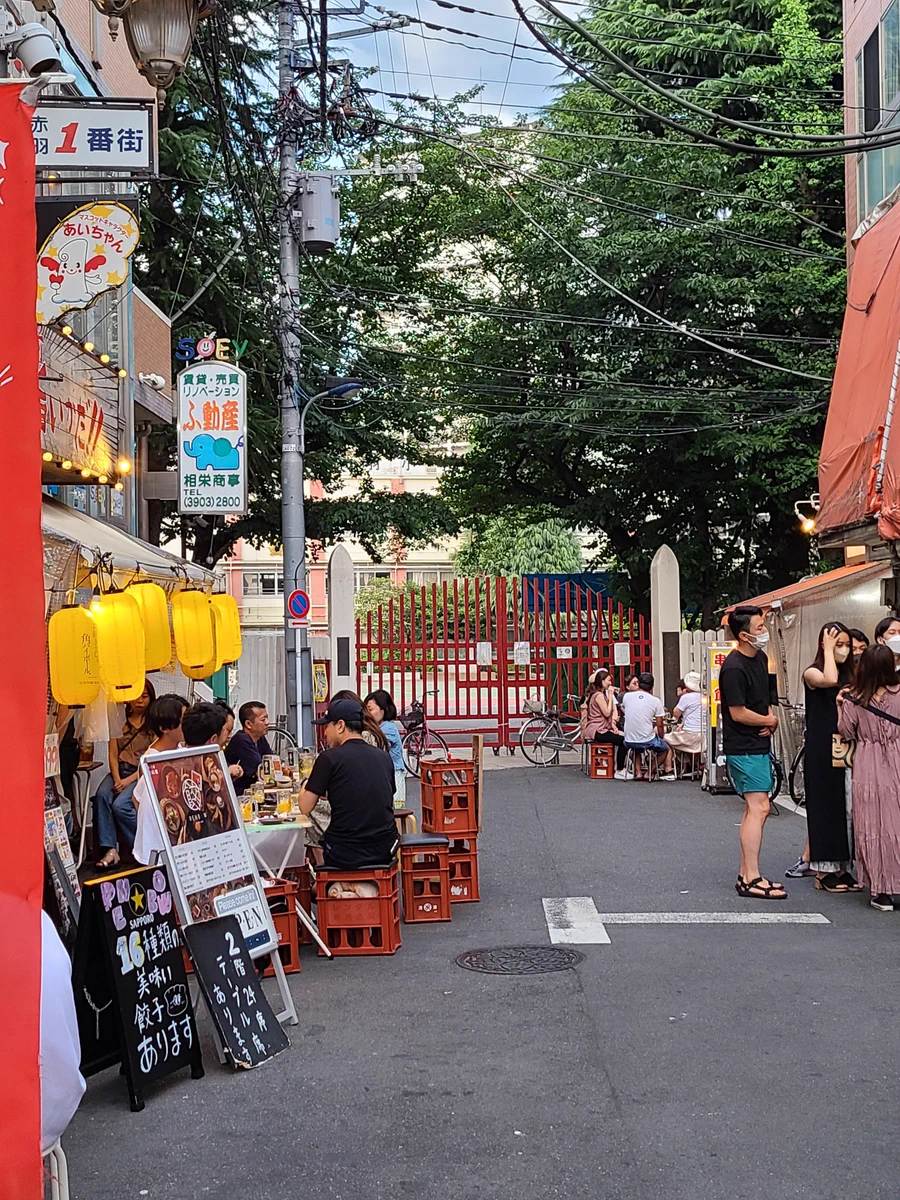 赤羽の小学校、門の前の景色がこれなの普通にオワっててすき