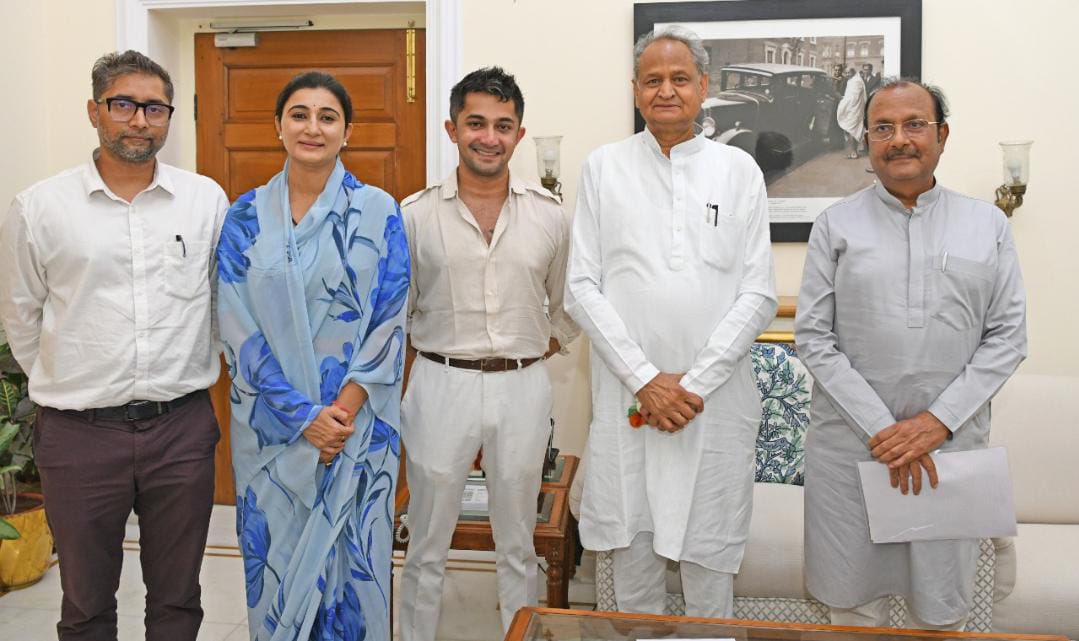 KumariRukshmani's tweet photo. राजस्थान के मुख्य मंत्री श्री @ashokgehlot51 जी को ऑल इंडिया प्रोफ़ैशनल को���ग्रेस के साथीयो के साथ रायपुर में होने वाले कंवेनशन के लिए आमंत्रित किया,जिसे उन्होंने सहर्ष स्वीकार किया।@rajivarorajpr @AalimJaveri @avithanvi @ProfCong @RajAIPC https://t.co/csBesgYDTm