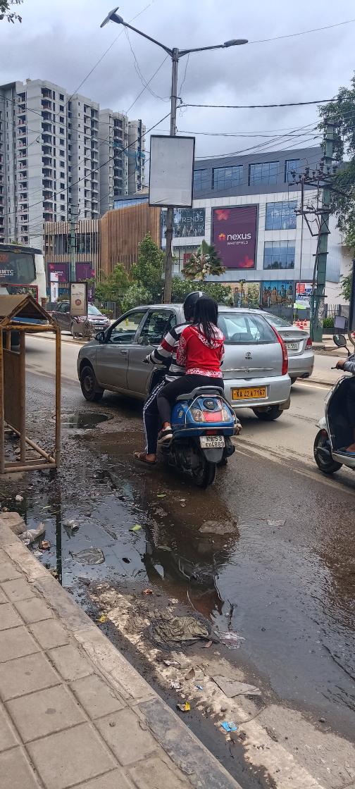 Pavi_RaMahi's tweet photo. @BBMPCOMM @ArvindLBJP @WFRising @bwssbchairman location :  Whitefield Road, opposite neighborhood mall. 

This sewage is overflowing since more than a month now. Causing unnecessary traffic near hospitals. Requesting authorities to fix it at the earliest. https://t.co/ckzCbrRPvk
