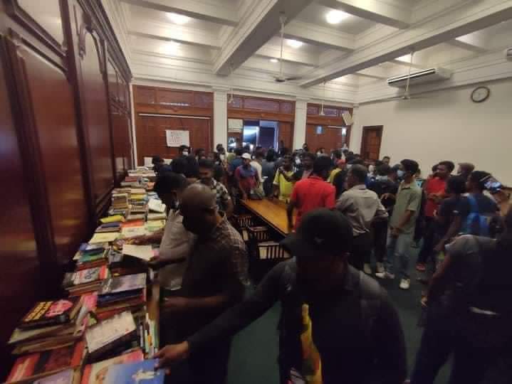 VNN24English's tweet photo. The protesters have established a public library inside the Presidential Sectariate in Colombo.
#SriLanka #LK #ColomboProtests https://t.co/1kESWCtgyw