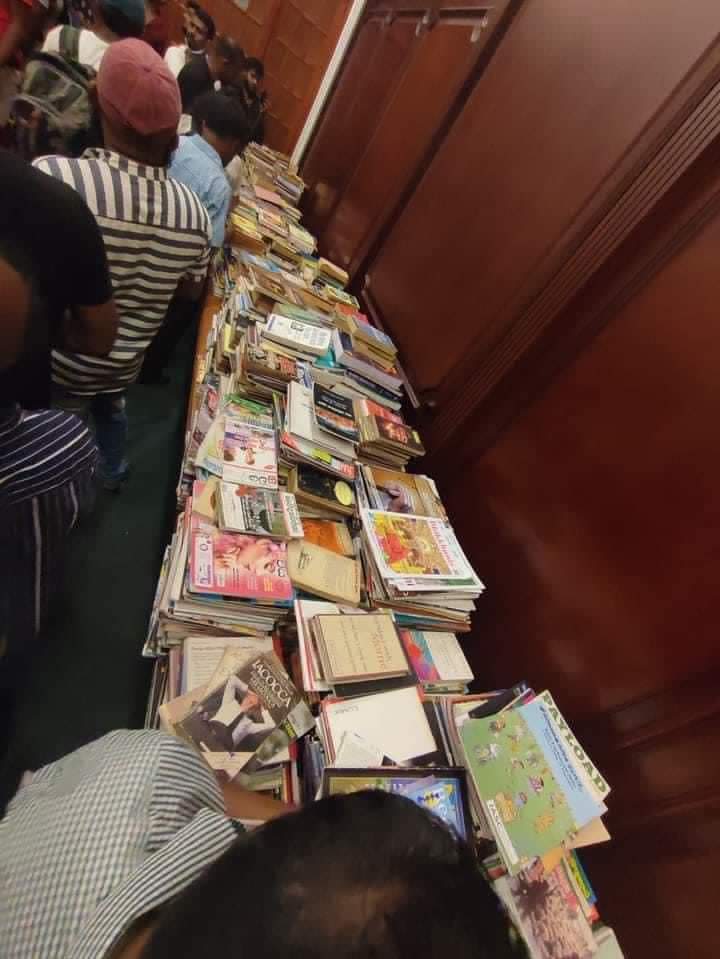 VNN24English's tweet photo. The protesters have established a public library inside the Presidential Sectariate in Colombo.
#SriLanka #LK #ColomboProtests https://t.co/1kESWCtgyw
