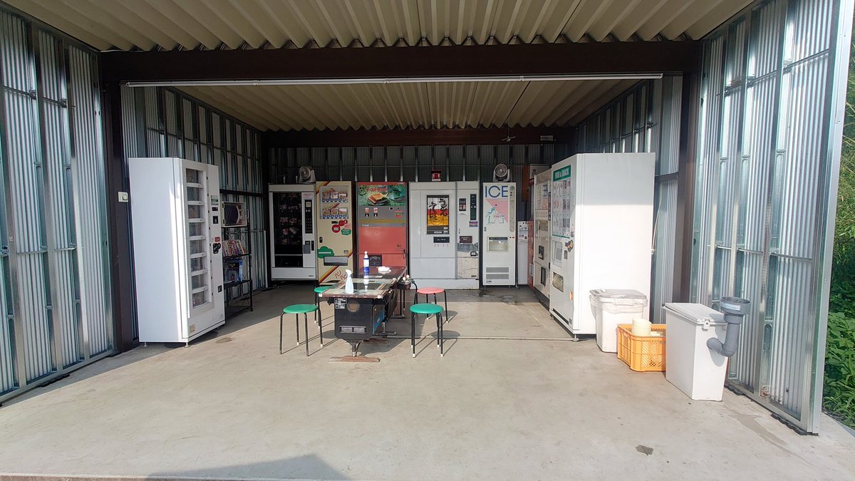 ony877's tweet image. 第1チェックポイントは、なかよし自販機♪

しかし財布の中身は万券のみ・・・
何も買えない😭

#DEVEL
#DEVELProjectJPN
#サイクルラックのあるお店
