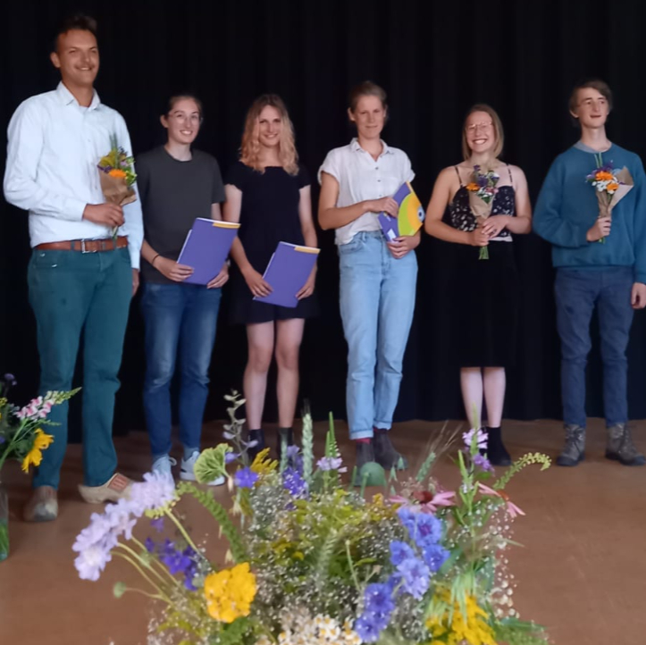 warmonderhofBD's tweet photo. Ontmoet een nieuwe lichting BOL &amp; BBL afgestudeerden in de biodynamische landbouw! Drie van de BOL-studenten studeert in september af. Ze komen op een spannende arbeidsmarkt, waar ieder zijn eigen stempel op zal gaan drukken. Veel succes!    #biodynamisch #boerenvandetoekomst https://t.co/hEvnOVccQo