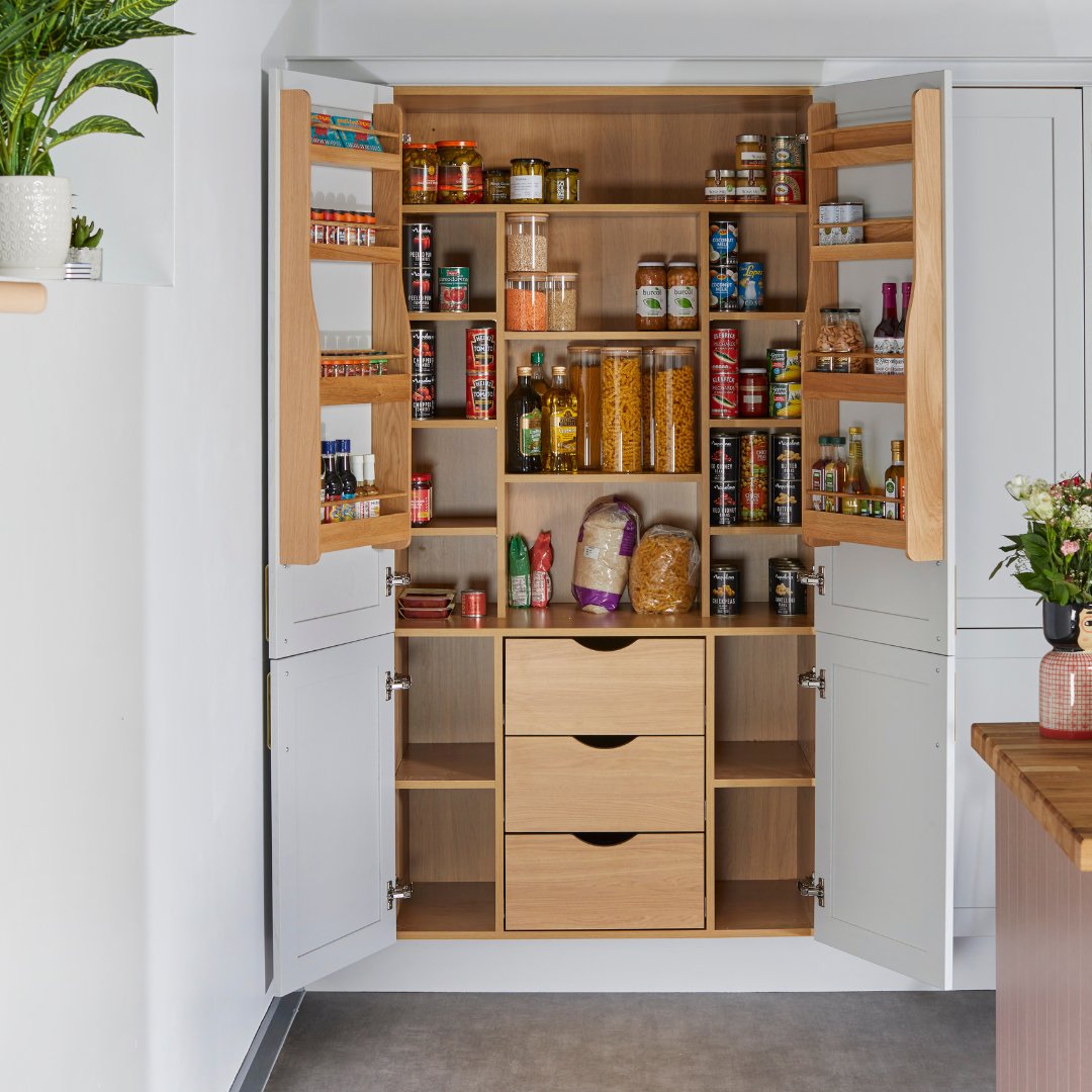mysmilekitchen's tweet photo. Introducing the new kitchen studio for @GaryUsher_ and the team at @Elite_Bistros HQ in Hoole, Chester β A beautiful example of our Vard range in Doll and Tusk.
ππΌ https://t.co/M0rATzUuzA
#pinkkitchen #greykitchen #kitchenblog #homeblog #interiorsblog #designblog https://t.co/SJbZhx6UMT