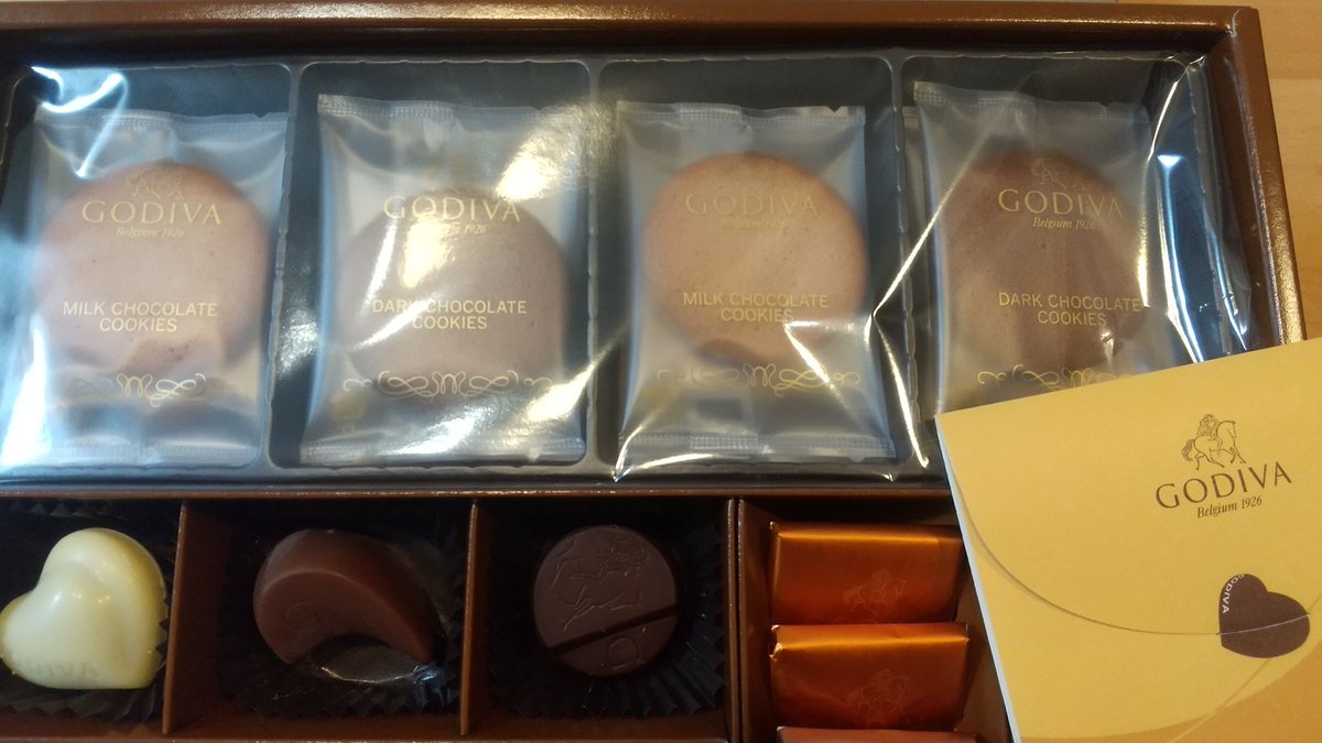 mino32097820's tweet photo. 今日のおやつ🍫知人からの贈り物
CODIVAのチョコレート&amp;クッキー
たまには甘いもの😁ベルギー🇧🇪
発祥の高級ブランドチョコレート
上品な味わいは心も豊かにさせて
くれますね😌家族で争奪戦😄(笑)
T様いつもありがとう🙇
#CODIVA #チョコレート 
#クッキー #ベルギー #ゴディバ https://t.co/Mnp3hL0JTr