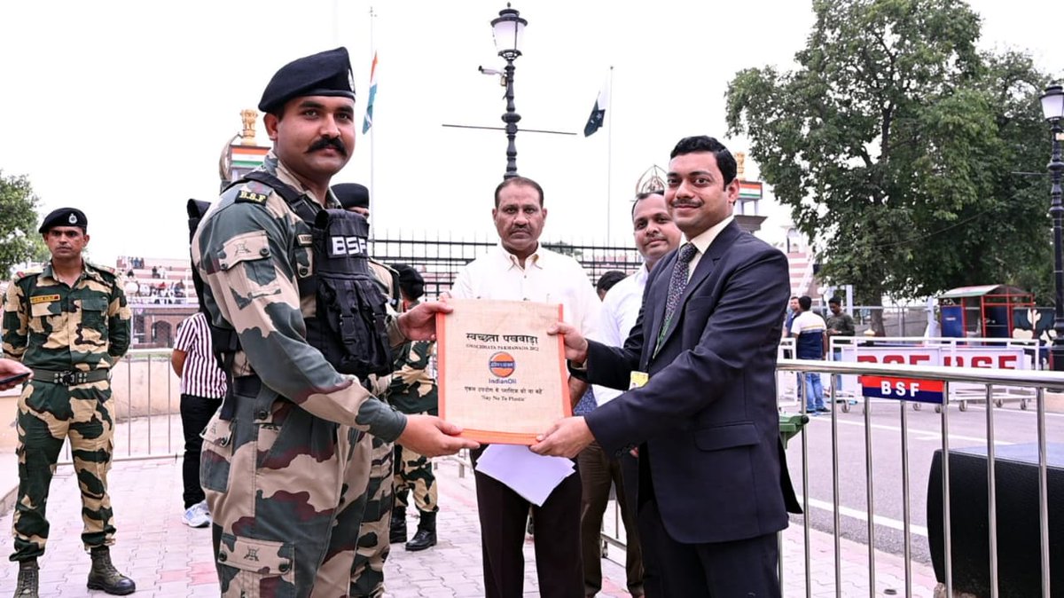 BSF_Punjab's tweet photo. @BSF_Punjab Frontier
#SwachhtaPakhwara organised by #IOCL at JCP #Attari, #Amritsar.
On 09th July 2022, Sh Gaurav Katiyar, Dy Director @PetroleumMin administered #SwachataPledge to #BSF and all spectators.
#JaiHind https://t.co/jCDBi0ja9T