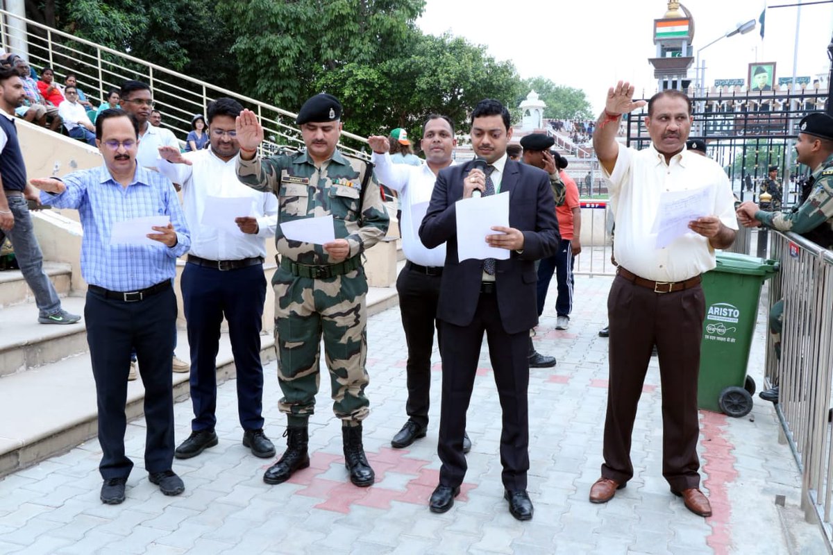 BSF_Punjab's tweet photo. @BSF_Punjab Frontier
#SwachhtaPakhwara organised by #IOCL at JCP #Attari, #Amritsar.
On 09th July 2022, Sh Gaurav Katiyar, Dy Director @PetroleumMin administered #SwachataPledge to #BSF and all spectators.
#JaiHind https://t.co/jCDBi0ja9T