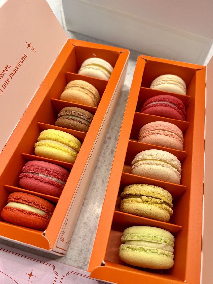 sui_patcharin's tweet image. ไปพารากอน เจอร้าน Er Te 
เห็นคนมุงเยอะ เลยลองตาม สั่งชานม  แล้วก็มาการองกิน สรุปคือถูกใจมาก โดยเฉพาะมาการองถูกใจมาก เพราะมันไม่หวานมาก กินคู่กับชานม ชาผลไม้ คือลงตัวเลย
#ErTeCafe
#ErTeEveryday
#TeaFessional"
#ThaiTea
#ชาไทย
#MilkTea
#ชานม
#ชานมไข่มุก
#Cafe
#CafeBkk
#FruitTea