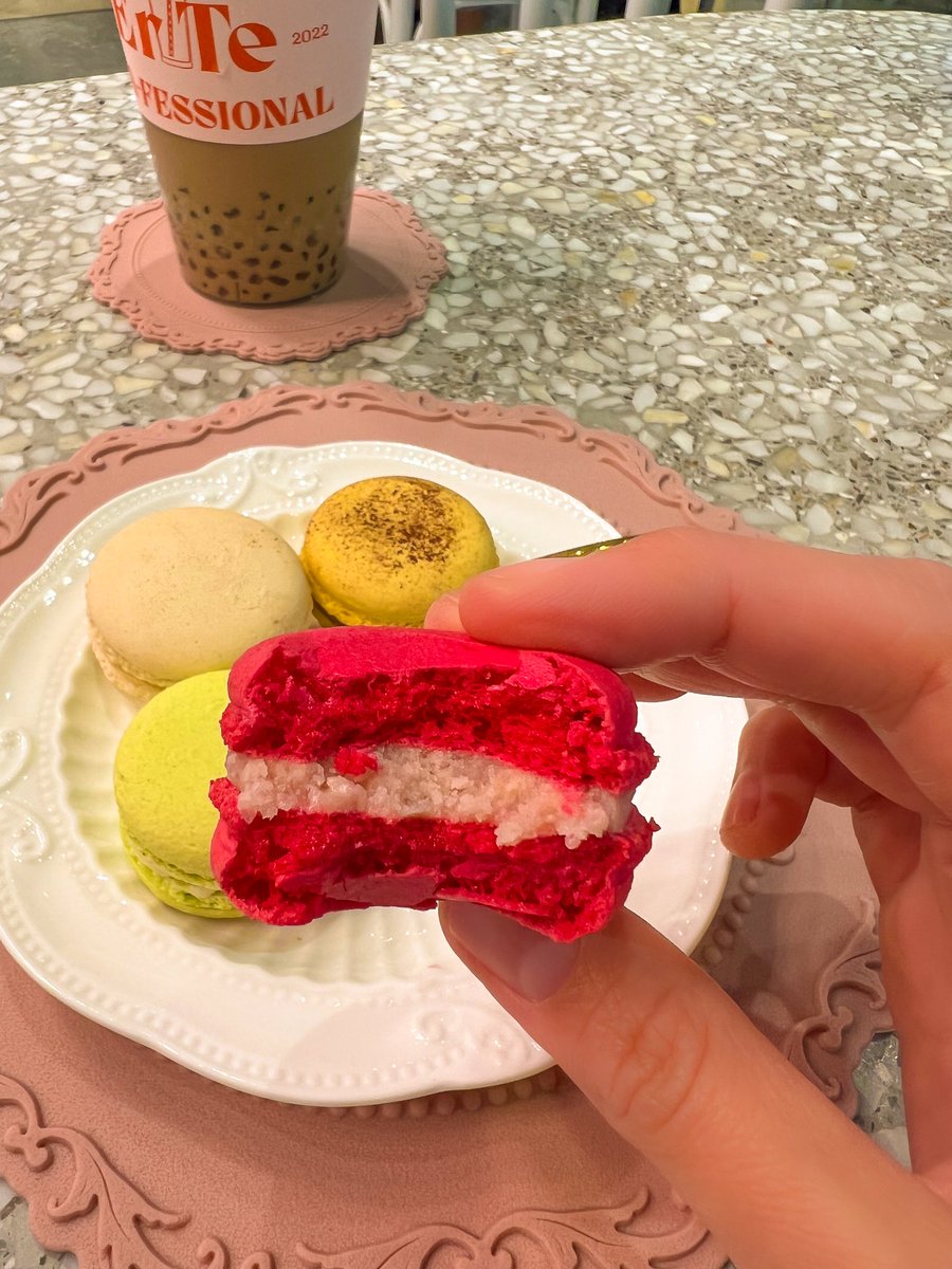 sui_patcharin's tweet image. ไปพารากอน เจอร้าน Er Te 
เห็นคนมุงเยอะ เลยลองตาม สั่งชานม  แล้วก็มาการองกิน สรุปคือถูกใจมาก โดยเฉพาะมาการองถูกใจมาก เพราะมันไม่หวานมาก กินคู่กับชานม ชาผลไม้ คือลงตัวเลย
#ErTeCafe
#ErTeEveryday
#TeaFessional"
#ThaiTea
#ชาไทย
#MilkTea
#ชานม
#ชานมไข่มุก
#Cafe
#CafeBkk
#FruitTea