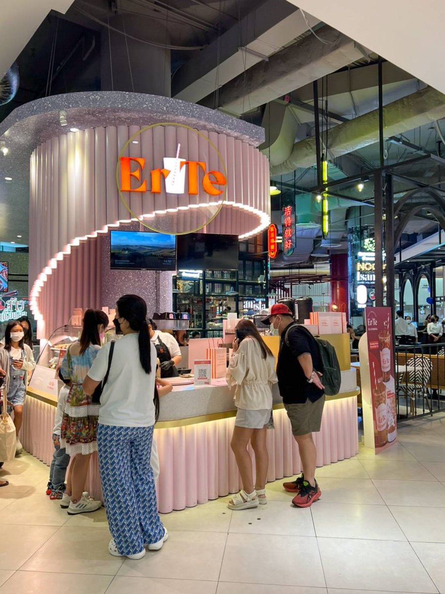 sui_patcharin's tweet image. ไปพารากอน เจอร้าน Er Te 
เห็นคนมุงเยอะ เลยลองตาม สั่งชานม  แล้วก็มาการองกิน สรุปคือถูกใจมาก โดยเฉพาะมาการองถูกใจมาก เพราะมันไม่หวานมาก กินคู่กับชานม ชาผลไม้ คือลงตัวเลย
#ErTeCafe
#ErTeEveryday
#TeaFessional"
#ThaiTea
#ชาไทย
#MilkTea
#ชานม
#ชานมไข่มุก
#Cafe
#CafeBkk
#FruitTea