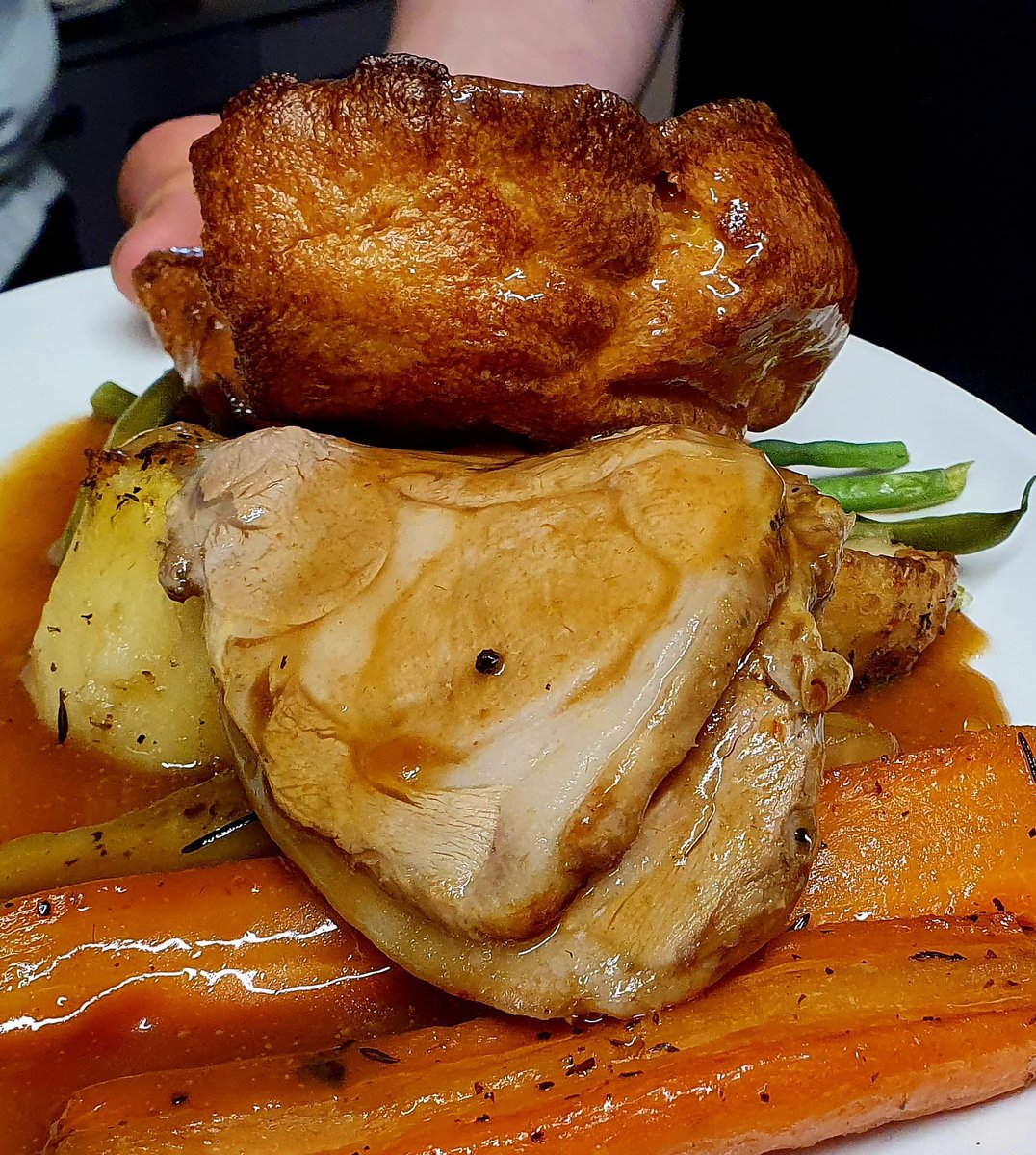 WalkleyCottage1's tweet photo. Unsure where to go this lunch time for your Sunday Dinner? 🤔 

Get down to the Cottage today for our incredible roasts! 😍🤤 Served 12pm while 6pm! https://t.co/eL3J1jq37X