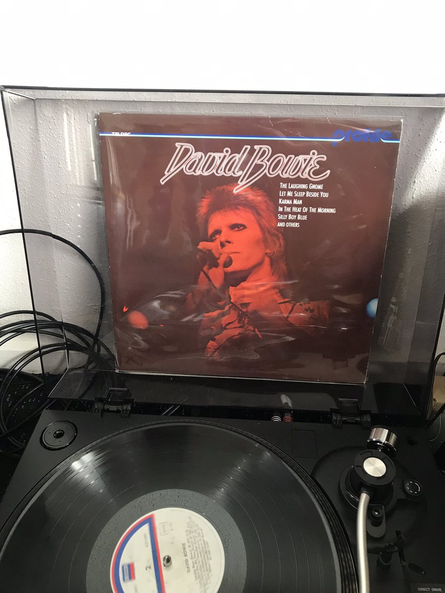 johan05024017's tweet photo. En door met #legendarysunday ….!!! 🎶🎸 #vinylsunday #vinyl #vinylrecords #vinyladdict @DavidBowieReal https://t.co/Ag8p1BKhZv