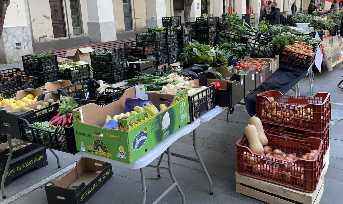 Bon dia a tots menys als especuladors dels productes de la terra.
N'hi ha prou d'explotar a la pagesia.
#PreuJust 
Avui <a href="/mercatpagesLS/">Mercat Pagès La Sagrera</a> d'estiu a la Pl. Masadas #LaSagrera 

 #km0 

#productelocal 

#fruitesiverduresdeproximitat