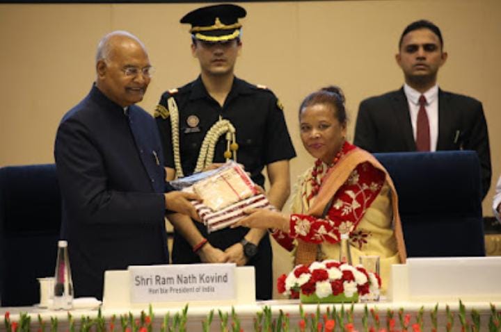 Maryoda6's tweet photo. Proud moment for all women 
#exchange culture @gifting Muga &amp; Kyrwang ( jaintia traditional dress) for the "FIRST LADY" in hand of HONOURABLE  PRESIDENT OF INDIA @rashtrapatibhvn @narendramodi @CMO_Meghalaya @MyHomeIndia @VPSecretariat @meghtourism https://t.co/MRv9JdUiUe