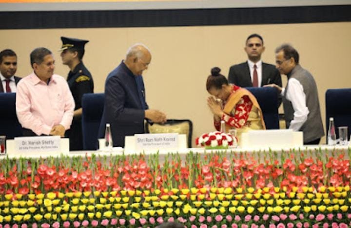 Maryoda6's tweet photo. Proud moment for all women 
#exchange culture @gifting Muga &amp; Kyrwang ( jaintia traditional dress) for the "FIRST LADY" in hand of HONOURABLE  PRESIDENT OF INDIA @rashtrapatibhvn @narendramodi @CMO_Meghalaya @MyHomeIndia @VPSecretariat @meghtourism https://t.co/MRv9JdUiUe