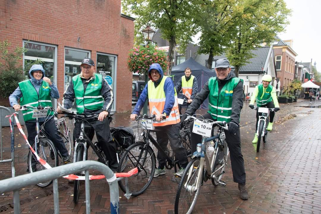 Een evenement kan niet zonder vrijwilligers, hou jij van een gezellige sfeer, wil je mensen blij maken en een glimlach op hun gezicht zien.

Meld je dan aan als vrijwilliger bij onze coördinator vrijwilligers, via:
victor.roumimper@geuzenloopzoetermeer.nl
