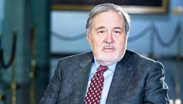 📌İlber Ortaylı: Sağlık çalışanlarına sahip çıkmamız gerekiyor

"Tek çaresi herhalde Hollanda’ya, Almanya’ya gitmek değil. Bu göçü görenlerin de “Giderlerse gitsinler” demesi de çıkar bir yol değildir. Gerçeklerle yüzleşmemiz ve tüm sağlık çalışanlarına sahip çıkmamız gerekiyor."