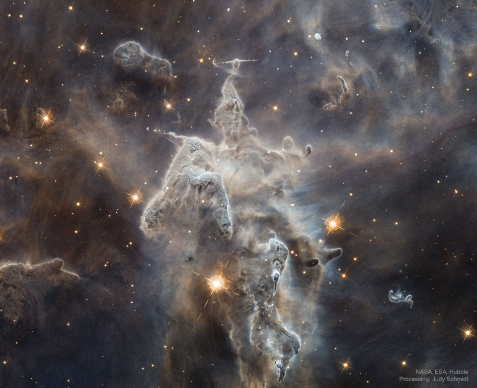 L'image du jour semble sortie d'un film de science-fiction. C'est une région de formation d'étoiles. Au coeur de ce nuage de gaz et de poussière (3 années-lumière de long!) des étoiles se forment. Cette nébuleuse est dans la constellation de la Carène à 7500 années-lumière.