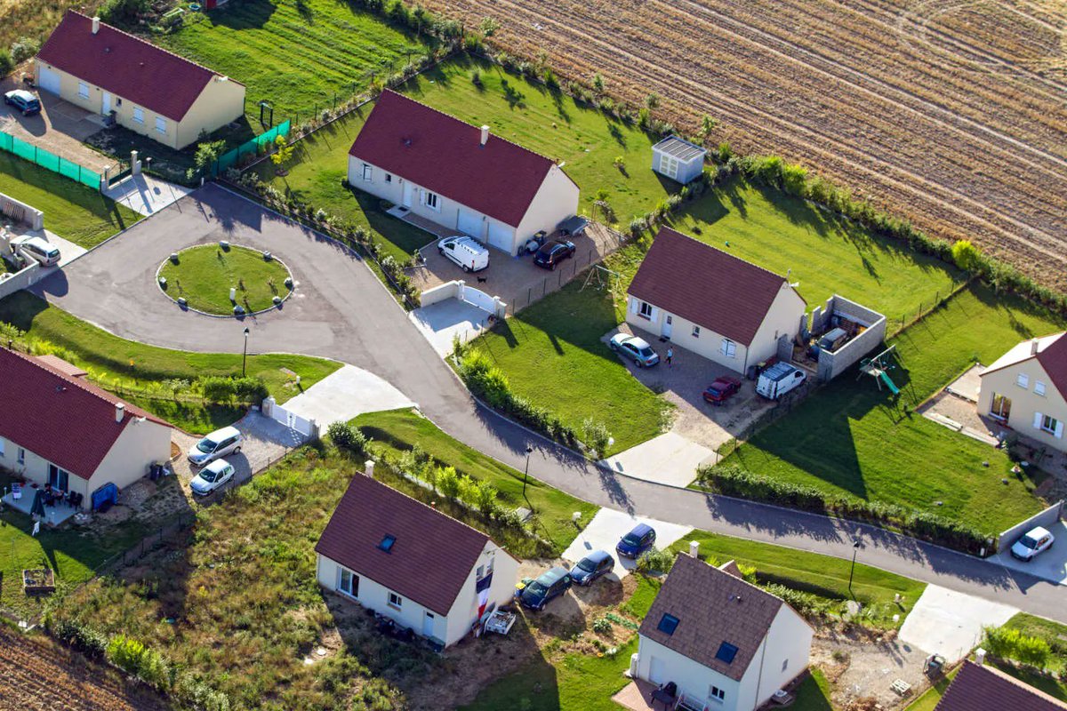 🌎 « Au nom de l’urgence climatique, les acteurs du secteur du #batiment assument une certaine radicalité : il faut faire moins, différemment, voire arrêter de construire des bâtiments neufs tant qu’on n’a pas fini d’occuper les vides. »  buff.ly/3yPJ2MB <a href="/lemondefr/">Le Monde</a>
