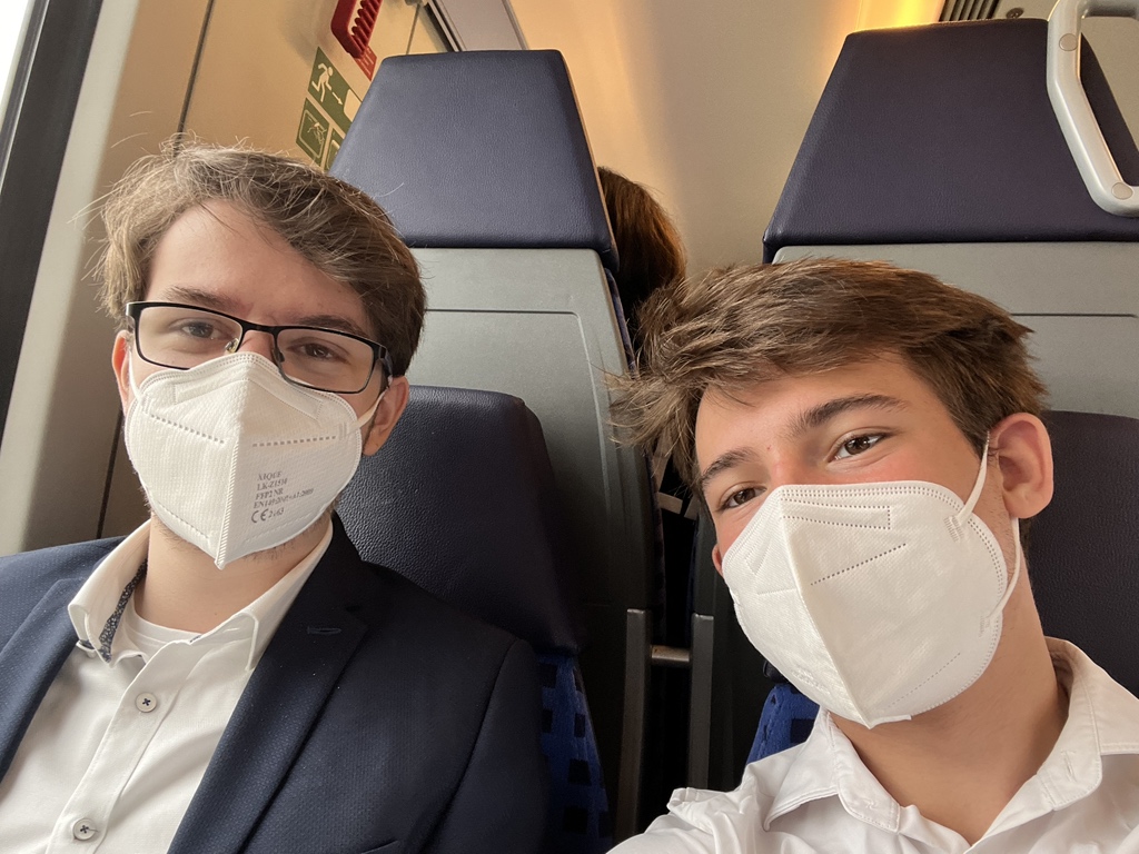 jusosAB's tweet photo. Jusos Aschaffenburg auf dem Weg zum Bezirksparteitag der Unterfranken SPD!
@JacobSyndikus 
@NicoGeschwinde 
Mit dabei: Unsere Anträge das Sorgerecht für gleich- und diversgeschlechtliche Partnerschaften zu verbessern und ein Konzept zu “Housing First” um Obdachlosen zu helfen! https://t.co/TJQJ3yJv5L