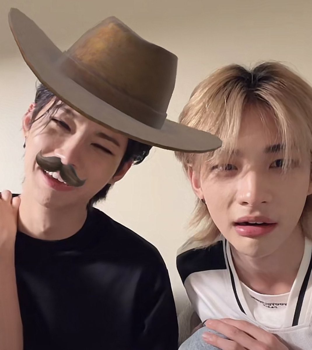 minunivers's tweet photo. HYUNJIN’S FACE WHEN FELIX TRIED THE FILTER 😭😭😭 https://t.co/dTueMXn0fj