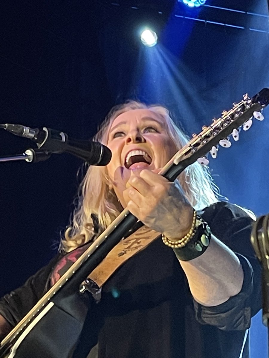 METheLegend1's tweet photo. ⁦@metheridge⁩ ⁦@EtheridgeNation⁩ about last night in #Groningen … wonderful show! #queenofrock&amp;12strings see you tonight in Oostende 🤘 https://t.co/2HeNeENHJ9