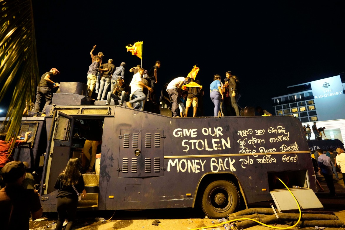 AJEnglish's tweet photo. Tens of thousands of protesters in Sri Lanka stormed the residence of President Rajapaksa and later set the PM’s house on fire — in pictures https://t.co/hXdoyFLv7D https://t.co/ZL4yUejTrl
