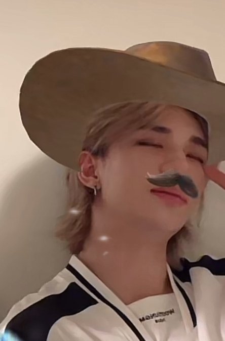 Cowboy Hyunjin feelin himself on TikTok live today #StrayKids #cowboyhyunjin #Hyunlix