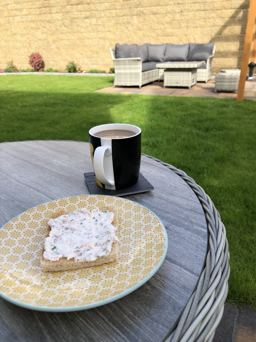 Breakfast on the ‘terrace’ 😂 unusual occurrence #sunnyScotland 😎