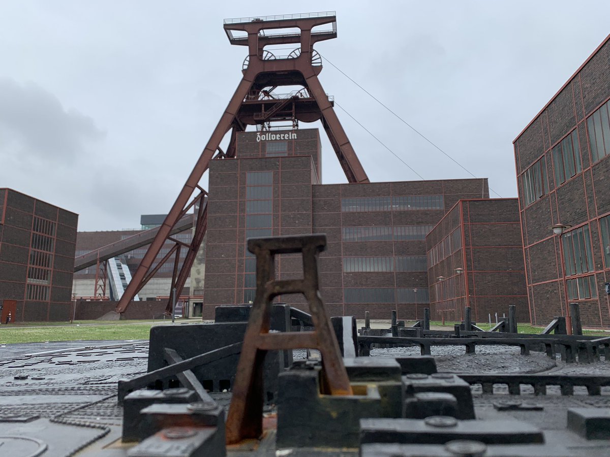 Zehnersassa's tweet photo. So. Trübgewölktes Welterbe mitten inne #Ruhrpott #Essen #Zollverein https://t.co/F6woN5jB3E
