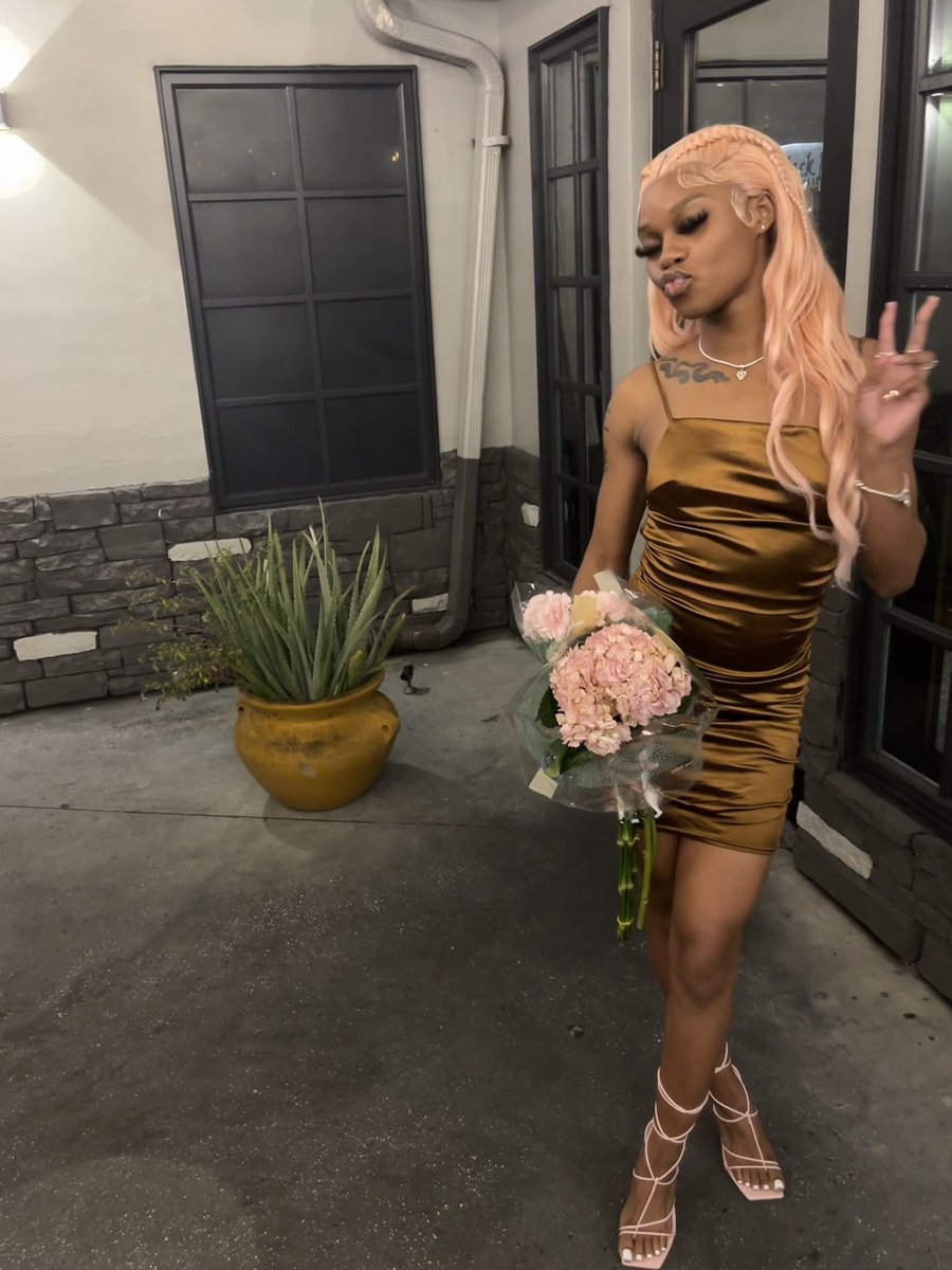 jussstyce's tweet photo. aging real fine over here 😽 #bdayrecap https://t.co/Iw3LydoUAj