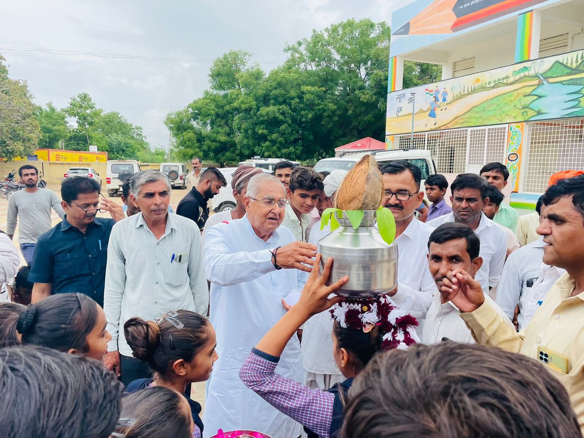PatelParbatbhai's tweet photo. આજે થરાદ તાલુકાના સવપુરા મુકામે વંદે ગુજરાત વિકાસ યાત્રાનું સ્વાગત કરીને સ્કુલમાં વૃક્ષારોપણ કાર્યક્રમ યોજાયો https://t.co/kjmQ2x4nT3