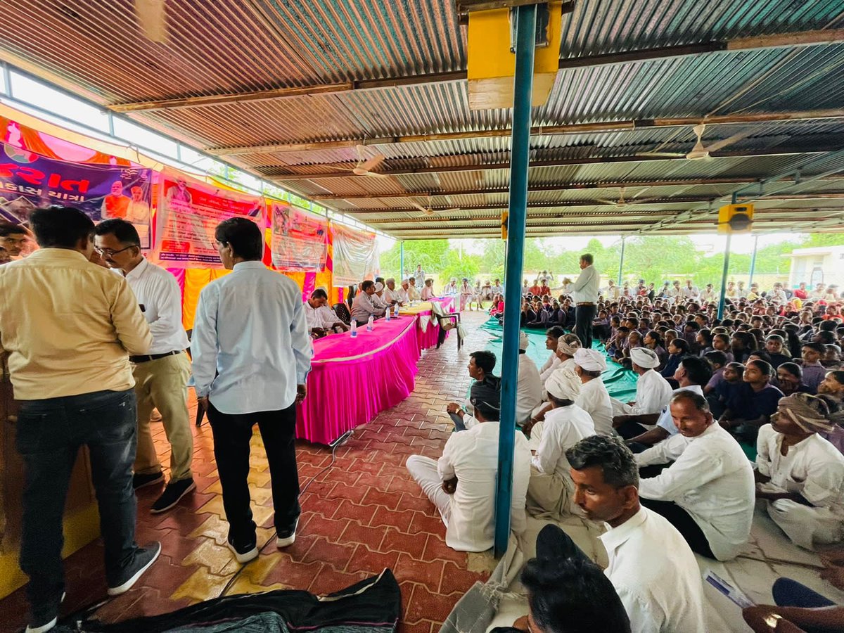 PatelParbatbhai's tweet photo. આજે થરાદ તાલુકાના સવપુરા મુકામે વંદે ગુજરાત વિકાસ યાત્રાનું સ્વાગત કરીને સ્કુલમાં વૃક્ષારોપણ કાર્યક્રમ યોજાયો https://t.co/kjmQ2x4nT3