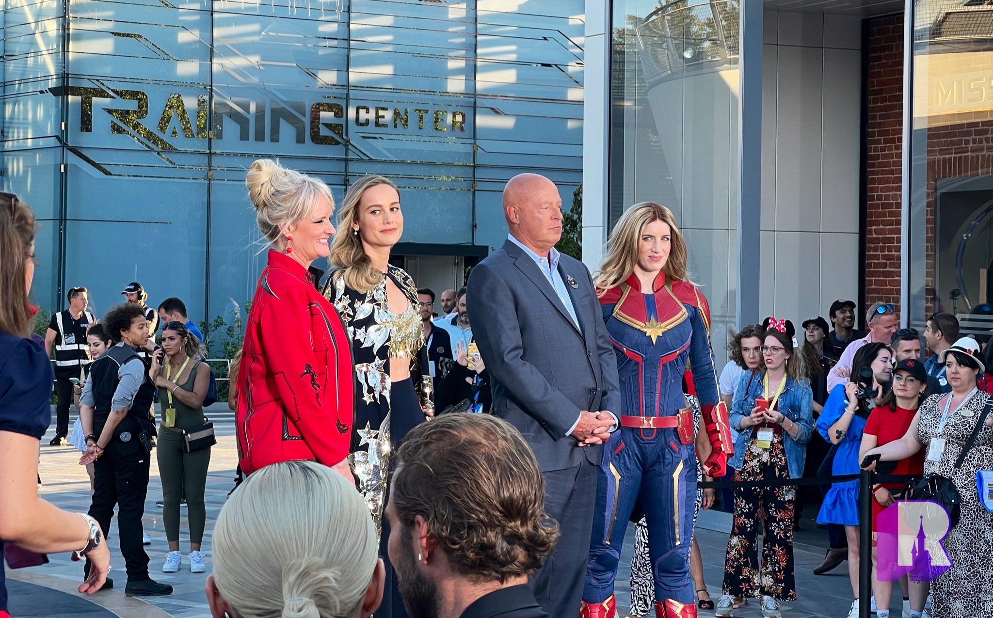Brie Larson participa da cerimônia de dedicação do Avengers Campus de Paris