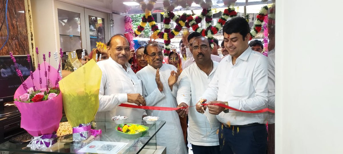 adv_ravivyas's tweet photo. Honored at the Inauguration of a New Shop - Neo Fit at 60 Ft. Road, Bhayandar West.
My best wishes for your new venture!
#AdvRaviVyas #MBMC #BJPMiraBhayandar #BJPZillaPresident #NeoFit #ShopOpening #Inauguration https://t.co/hrVzqHOkQY