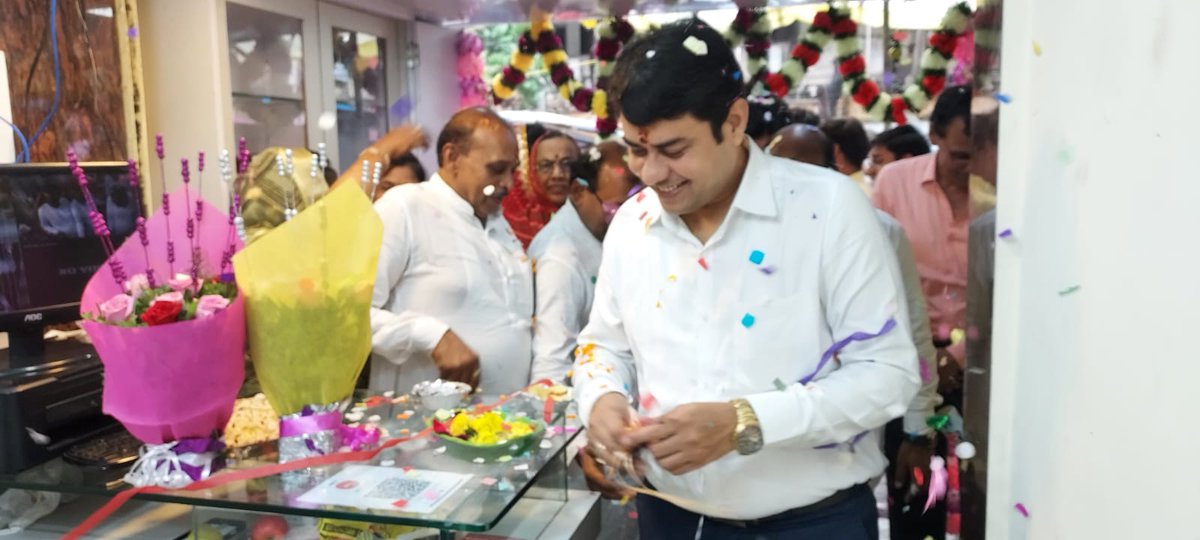 adv_ravivyas's tweet photo. Honored at the Inauguration of a New Shop - Neo Fit at 60 Ft. Road, Bhayandar West.
My best wishes for your new venture!
#AdvRaviVyas #MBMC #BJPMiraBhayandar #BJPZillaPresident #NeoFit #ShopOpening #Inauguration https://t.co/hrVzqHOkQY